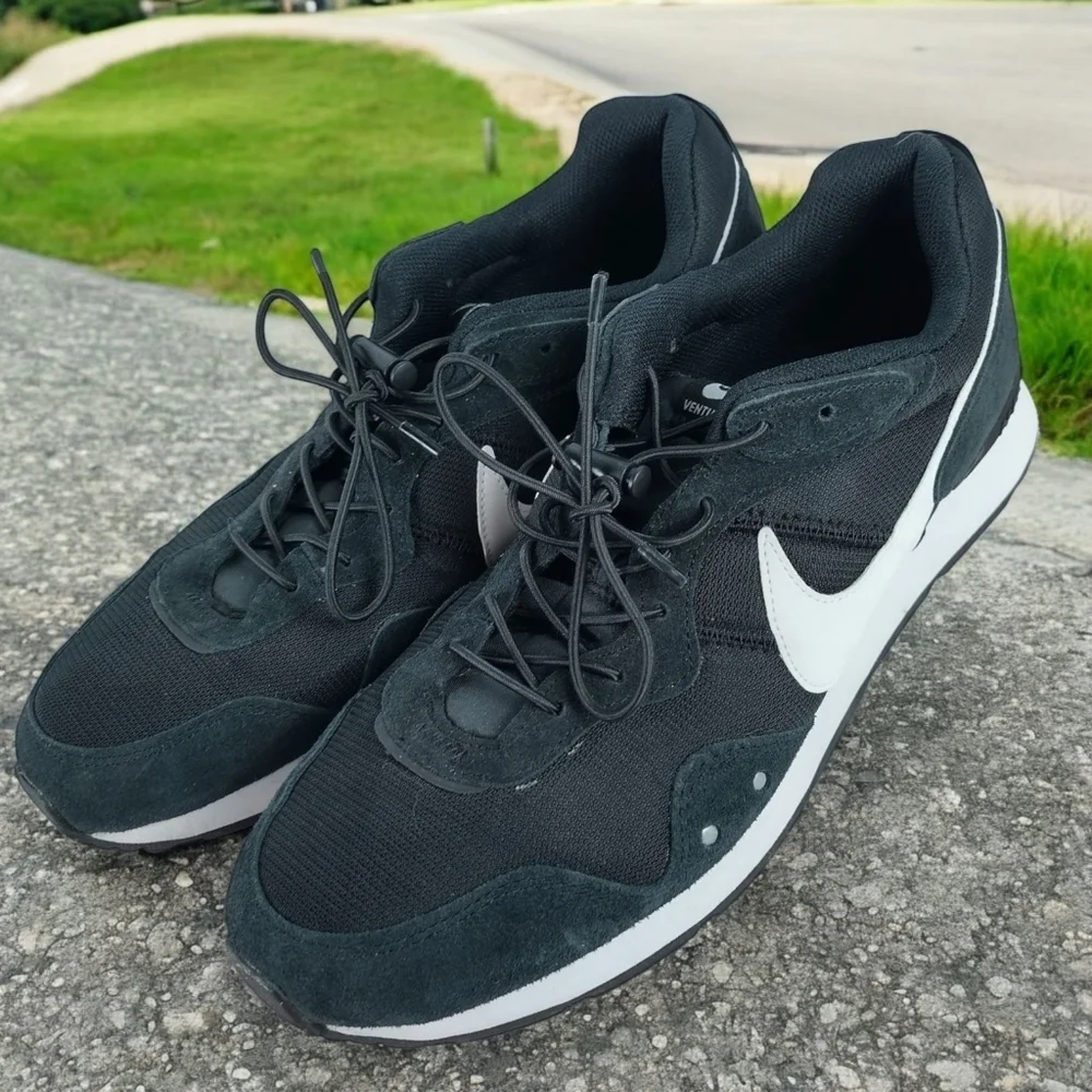Nike Venture Men's Size 12 Runner Running Shoes Black White Suede CK2944-002